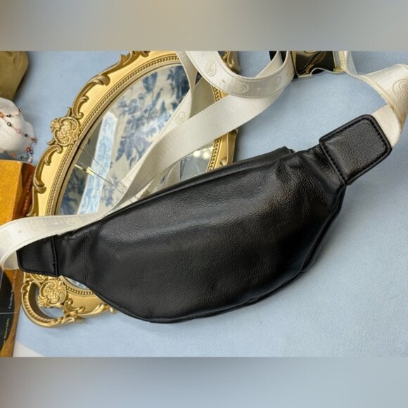 🆕 CHIARA FERRAGNI 🧿 NWOT Eye Star Patch Belt Bag, Black PU Leather White Strap - Picture 9 of 15
